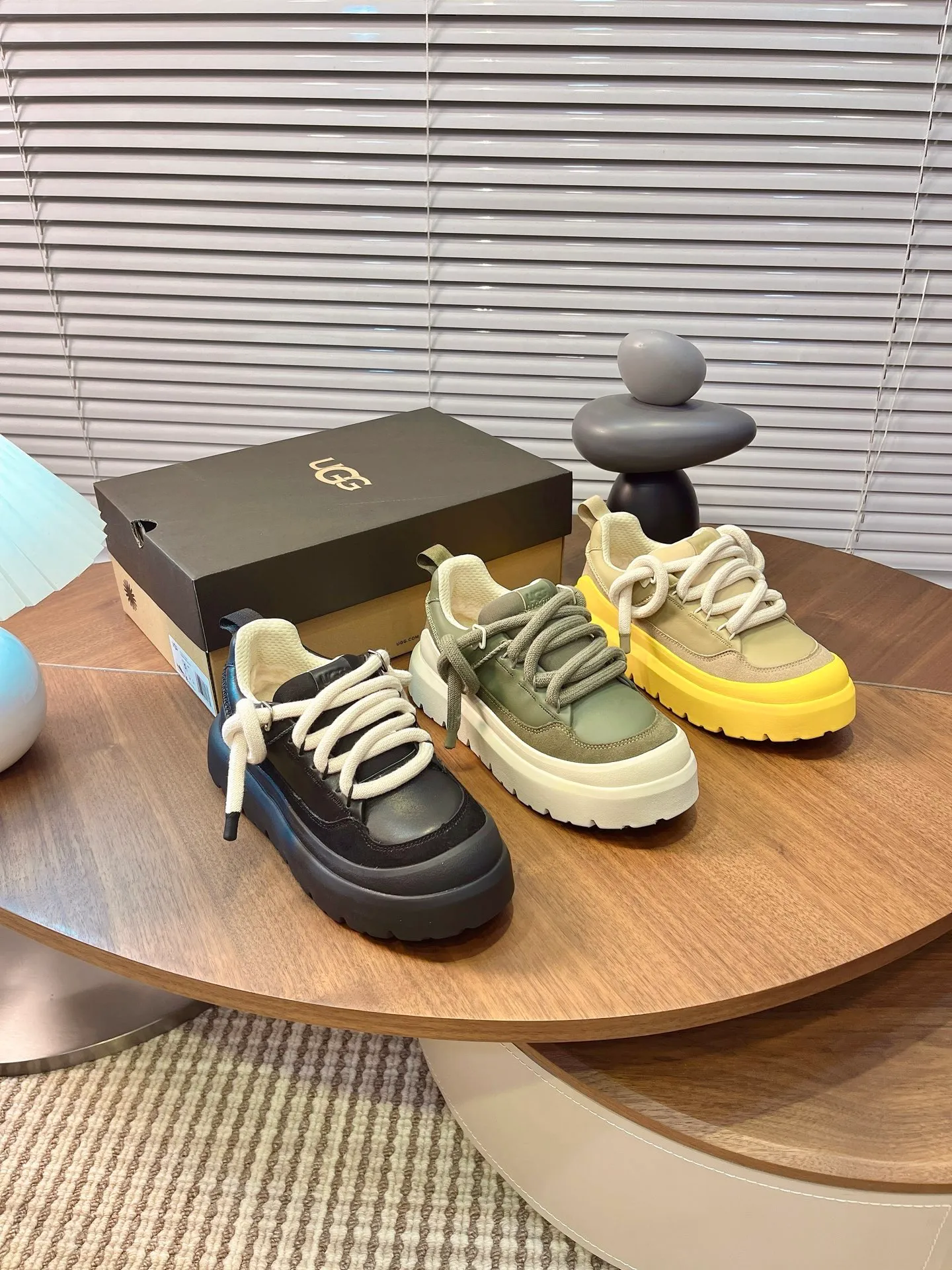 [UGG] P: 600💰 Couple shoes Size: Women's size 35-40 / Men's size 40-44 ugg top quality G131 What you see is what you get UGG new autumn and winter couple series cotton shoes snow boots cotton shoes fur shoes As a leading brand, this new pair also continues its consistent concept of comfort. It is light and comfortable on the feet, as if stepping on clouds. Moreover, its sole is made of EVA material, which is non-slip and wear-resistant. It is stable whether walking or running. You no longer have to worry about tired feet from walking! In addition to comfort, the design of this new pair is also super fashionable! The simple lines and smooth tailoring can be matched with both casual wear and formal occasions. Moreover, the plush decoration on the upper is the finishing touch, making the whole pair look more cute and playful. It is definitely a must-have item for trendy women! Upper: nubuck leather lining: wool